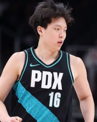 开云-开拓者官方闹乌龙！把杨瀚森误写为双向合同 球迷热议交易可能性